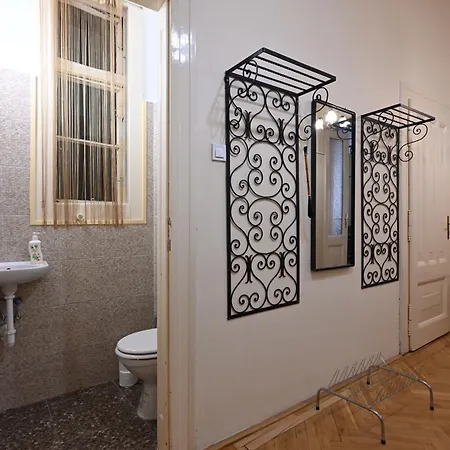 A Quiet Place In The Heart Of The * בודפשט