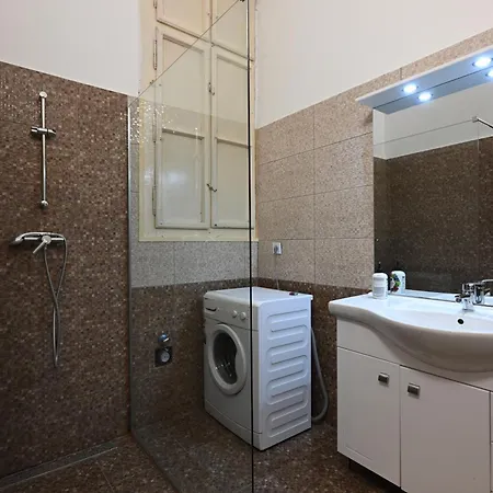 A Quiet Place In The Heart Of The * بودابست